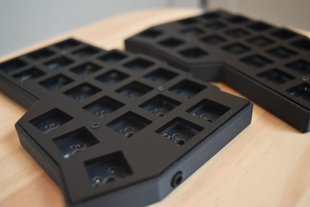 corne v4 cherry マットブラック　ベアボーン