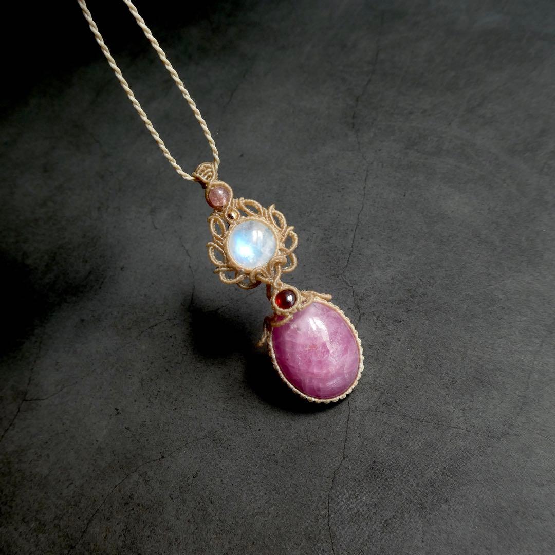 特大ルビー・ムーンストーン・ガーネットのマクラメネックレス