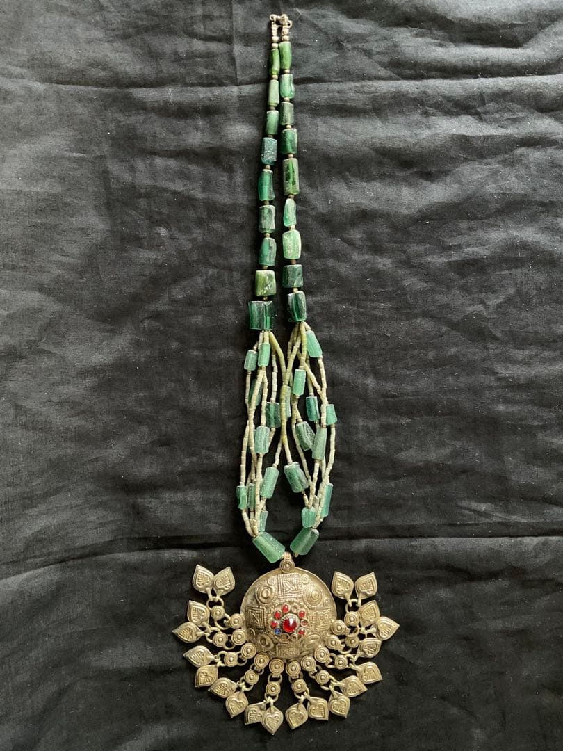 古いアフガニスタン伝統工芸「ローマンガラスと民族ジュエリーのペンダント」