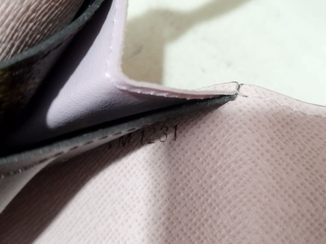 ルイヴィトン 二つ折り財布 モノグラム　ポルトフォイユエミリー