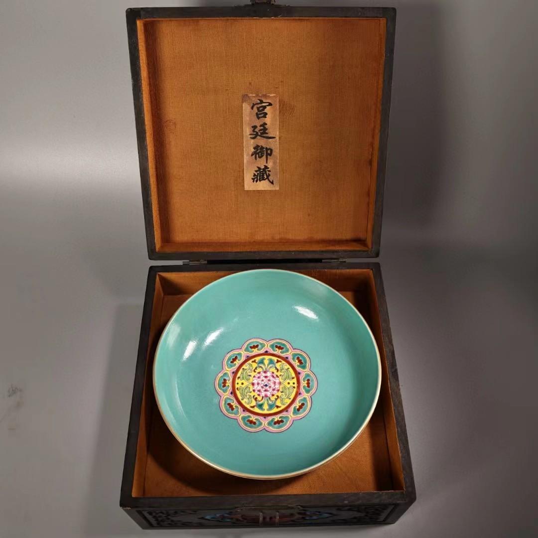 中国古美術・旧蔵珐琅彩粉彩陶磁器の皿・瑞獣中皿・置物・純手描き・文房具・木箱付き