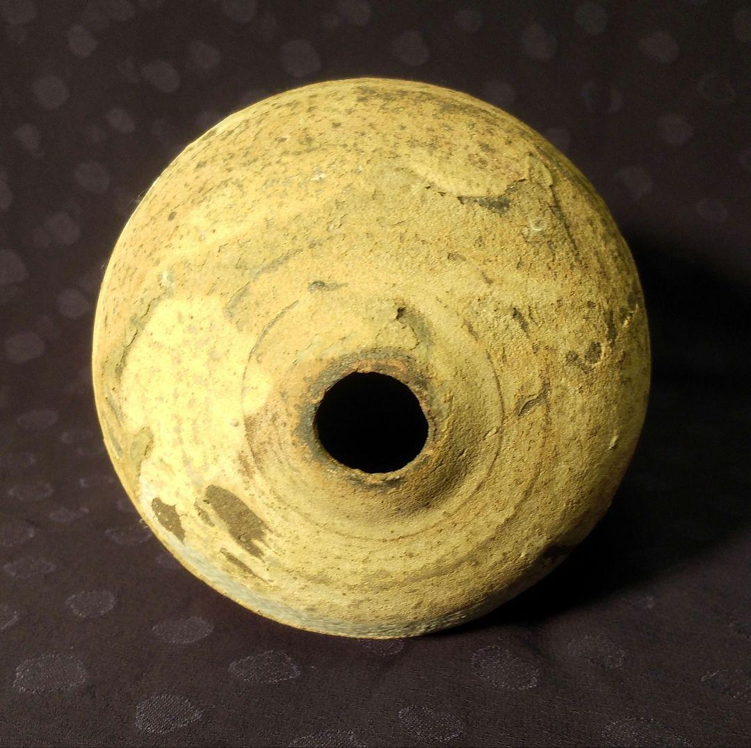 益子の作家、宮澤章さんの土色の渋い色合いが花を引き立てる深い味わいの花入れです。