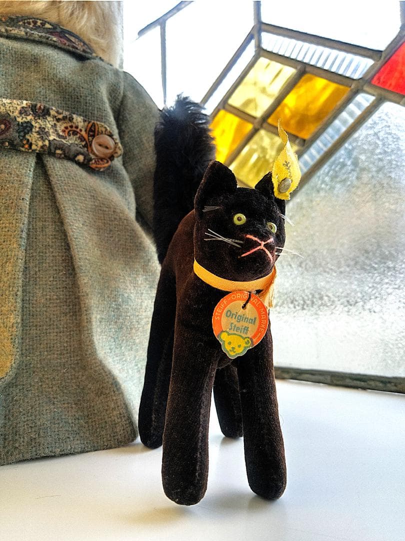 目が点になってるベルベットの猫　トムキャット　シュタイフ　ALL ID’ｓ　黒猫