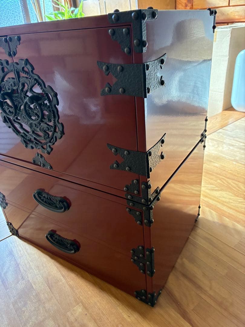 伝統的な日本の木製箪笥