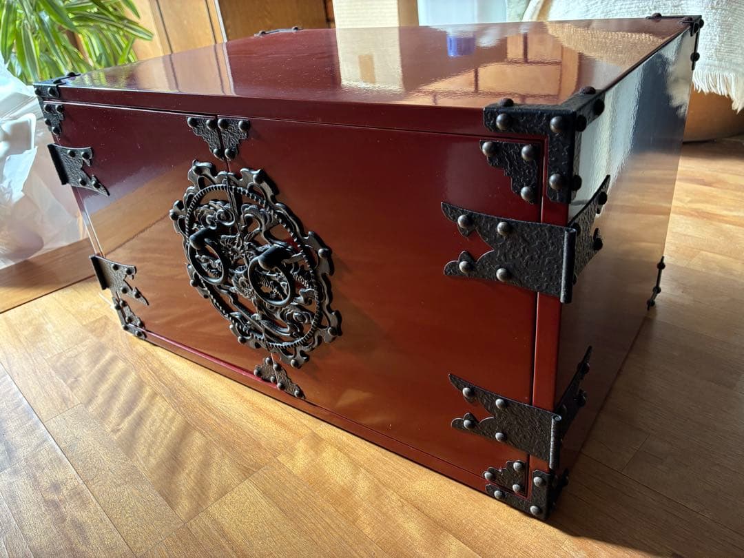 伝統的な日本の木製箪笥