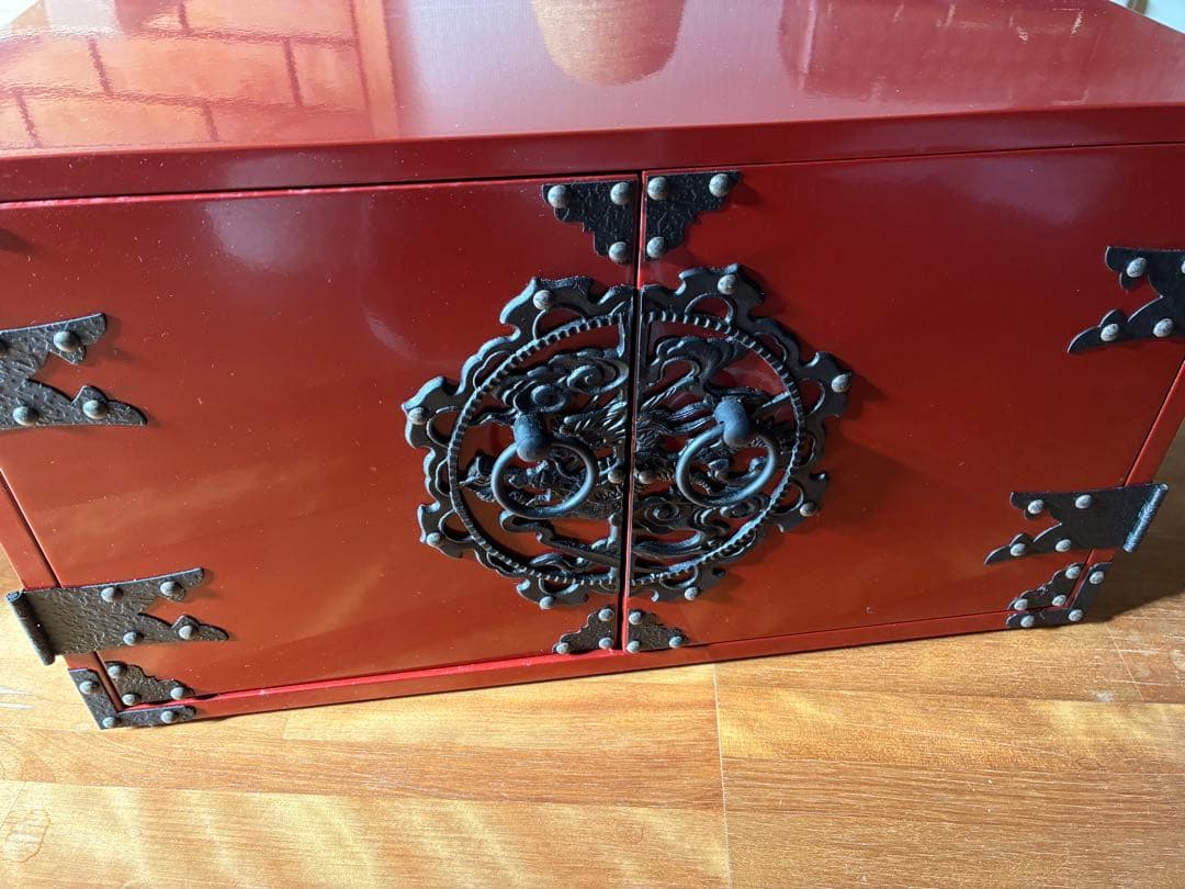 伝統的な日本の木製箪笥