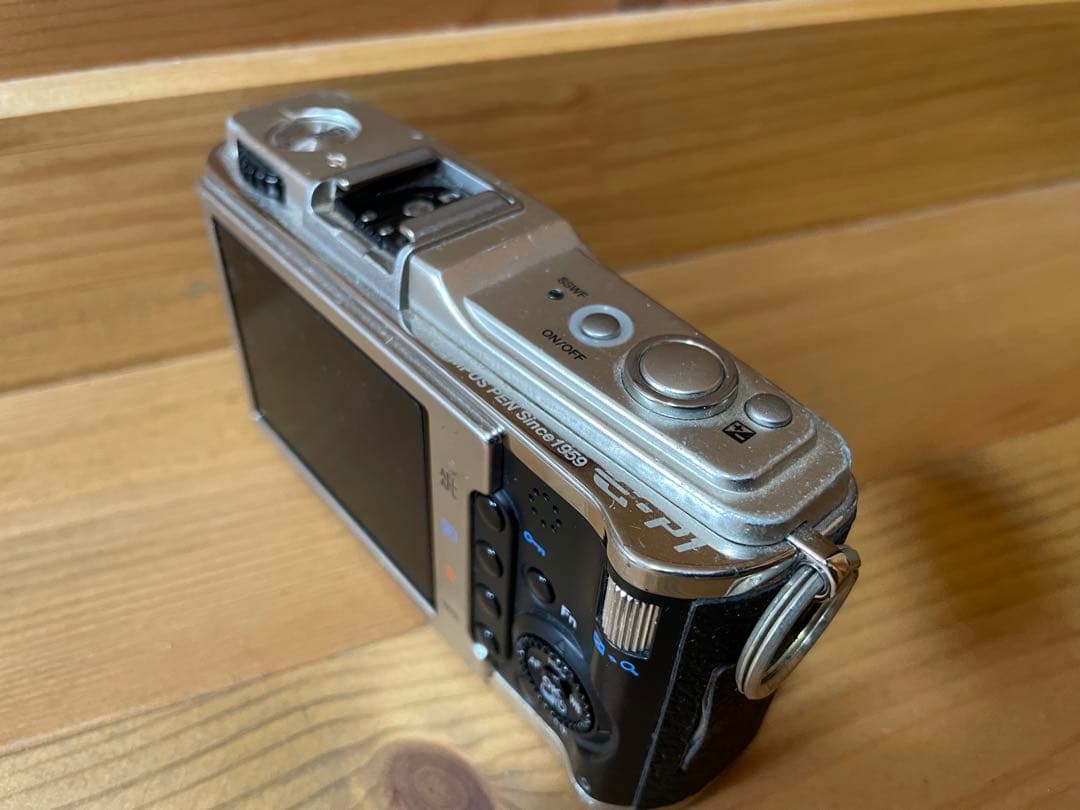 OLYMPUS PEN E-P1 シルバー/ブラック 本体＋電池と充電器