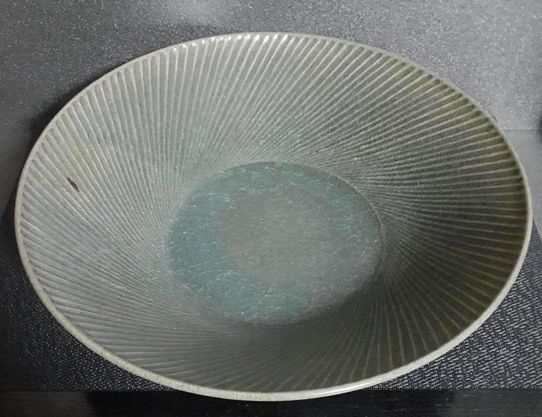 栃木那須町　八染窯【和田厚】作　青磁　鎬(しのぎ)文　35.1cm 平鉢　共箱