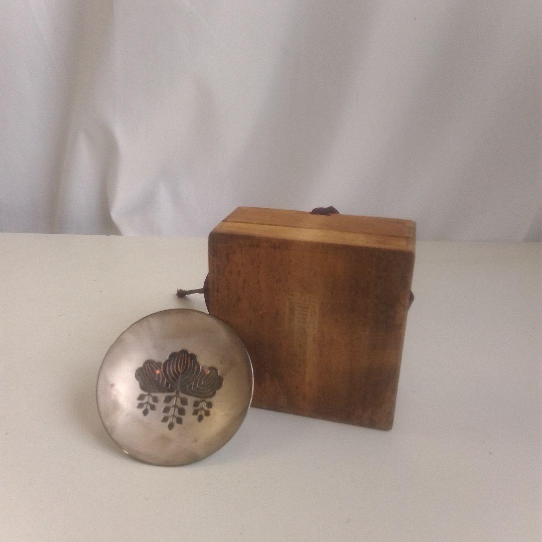 葉と花の模様が美しい銀製の小皿 木製の箱付き
