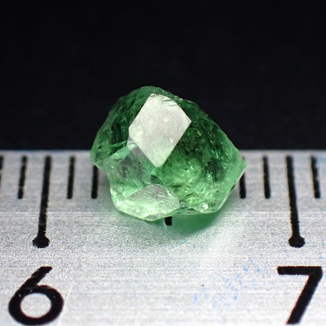 【タンザニア産】グロッシュラーグリーンガーネット(ツァボライト)