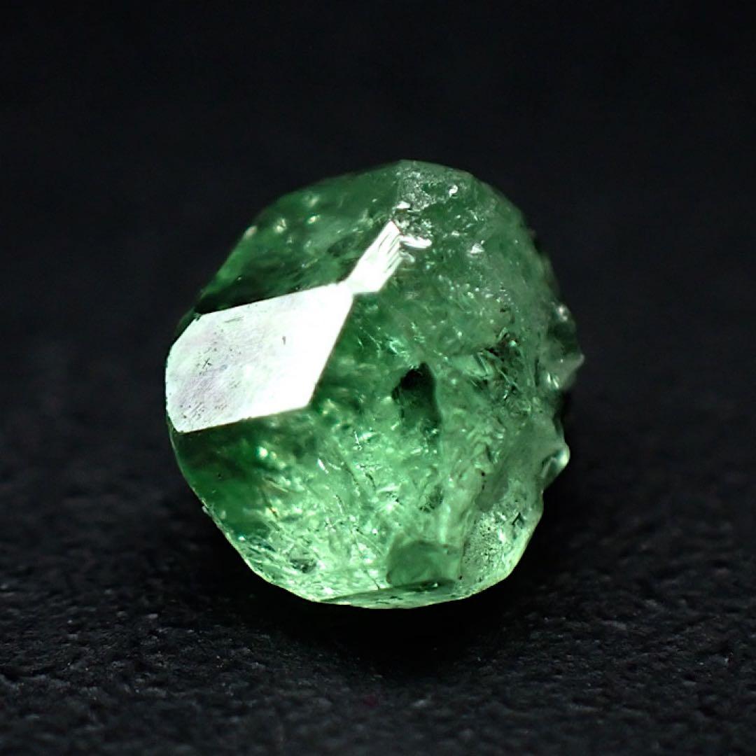 【タンザニア産】グロッシュラーグリーンガーネット(ツァボライト)