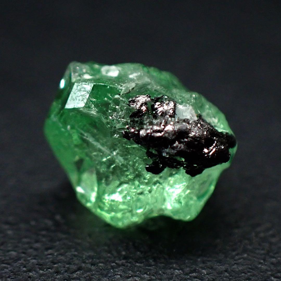 【タンザニア産】グロッシュラーグリーンガーネット(ツァボライト)