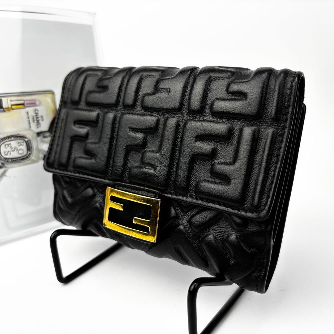 FENDIフェンディ エンボス ズッカ 三つ折り財布