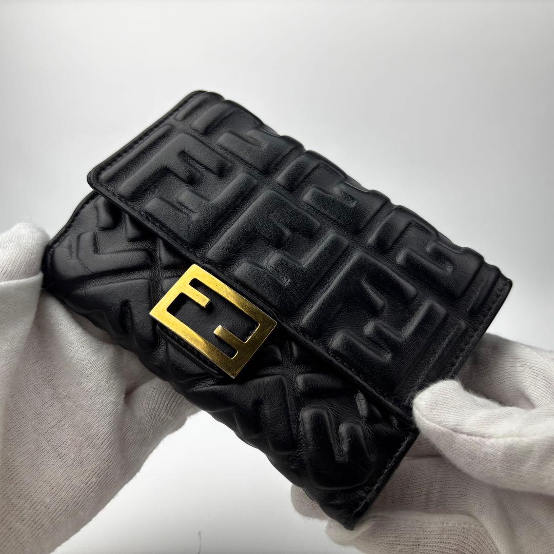 FENDIフェンディ エンボス ズッカ 三つ折り財布