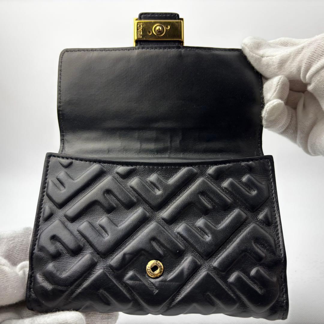 FENDIフェンディ エンボス ズッカ 三つ折り財布