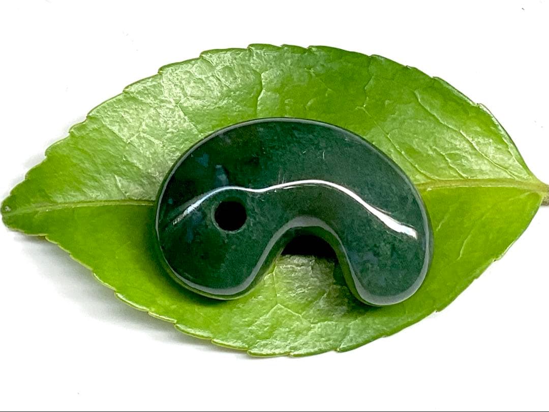 幻の碧玉‼️　出雲石勾玉*濃厚青緑色　コレクション守護石に‼️ 鑑定機関鑑別書取得品