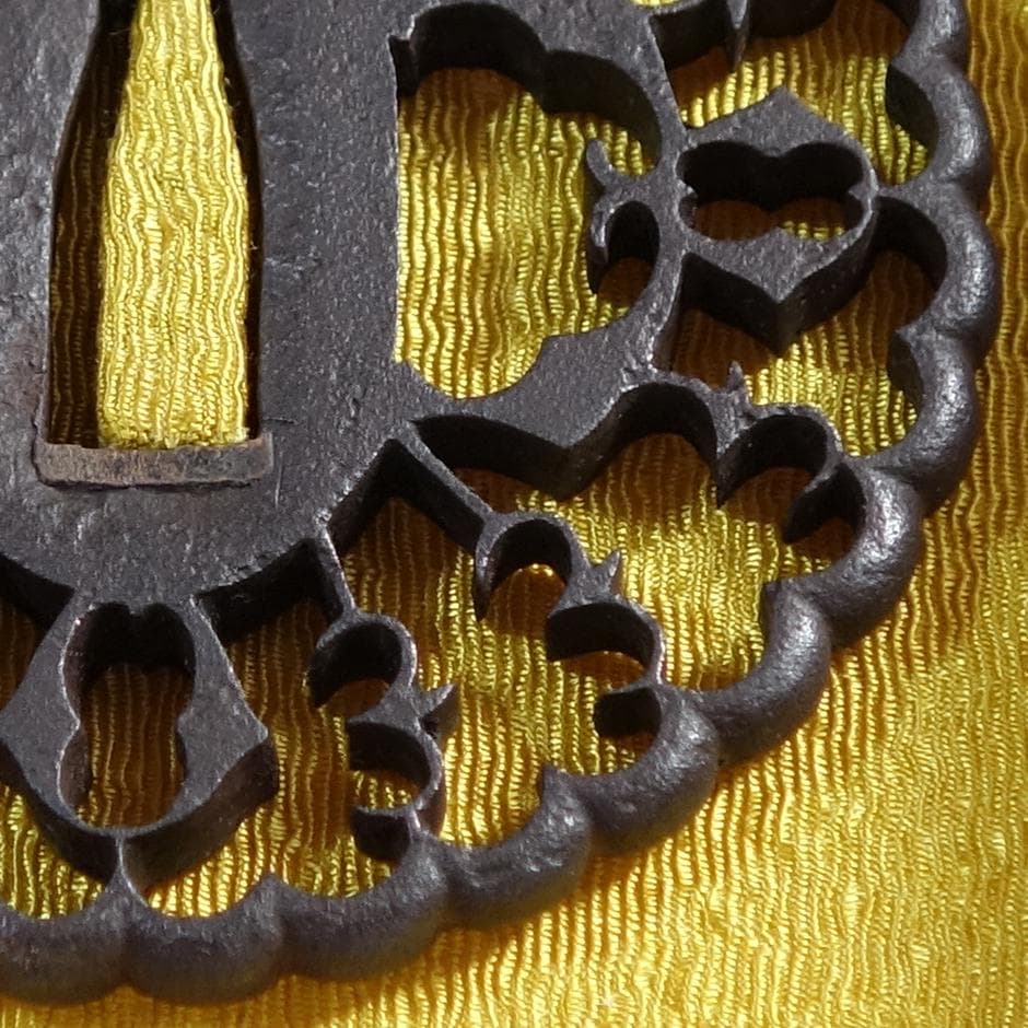 【 京透 抱茗荷雁金透鍔 】(鍔箱・布団付き) 鍔 鐔 刀装具 武具 骨董