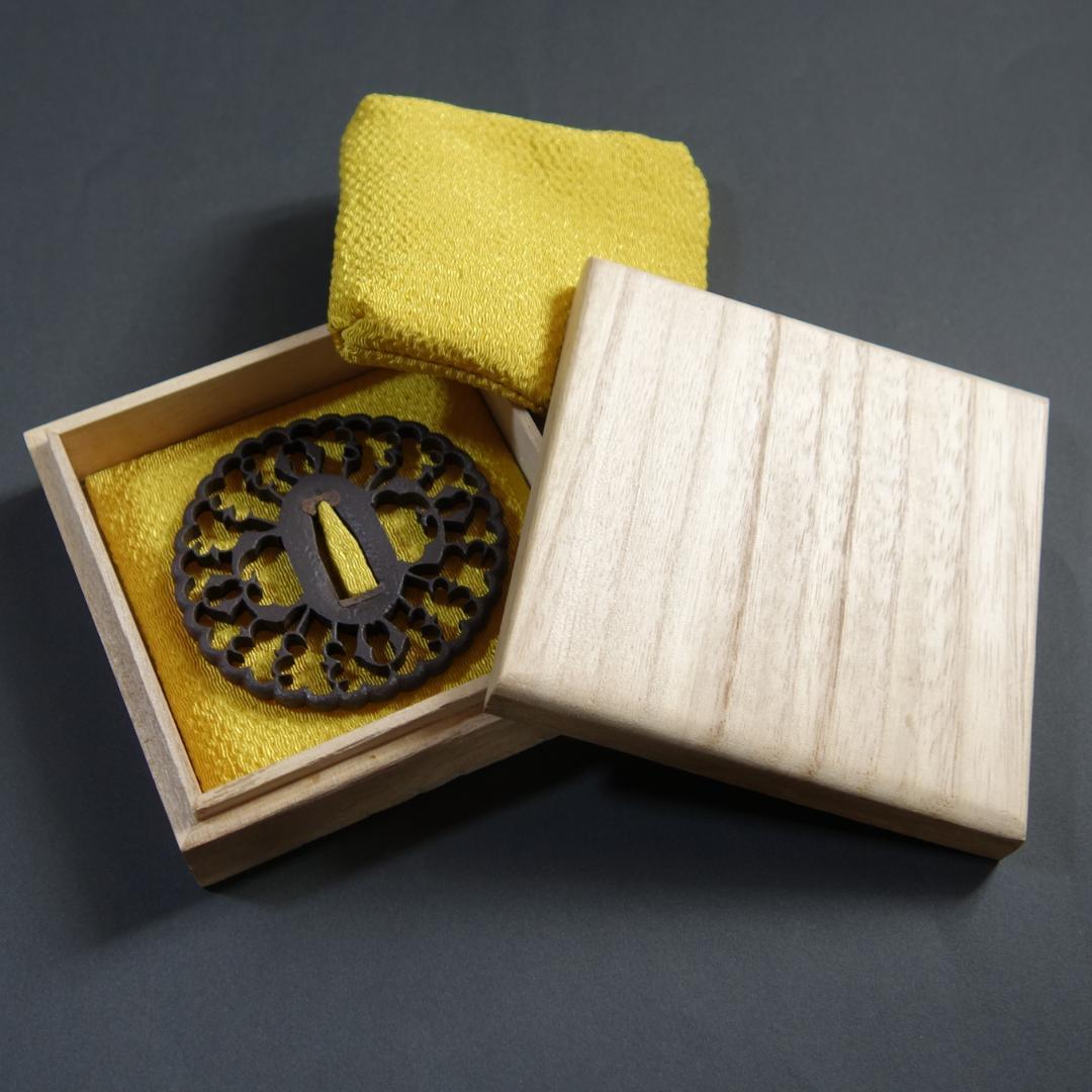 【 京透 抱茗荷雁金透鍔 】(鍔箱・布団付き) 鍔 鐔 刀装具 武具 骨董