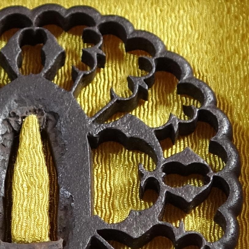 【 京透 抱茗荷雁金透鍔 】(鍔箱・布団付き) 鍔 鐔 刀装具 武具 骨董