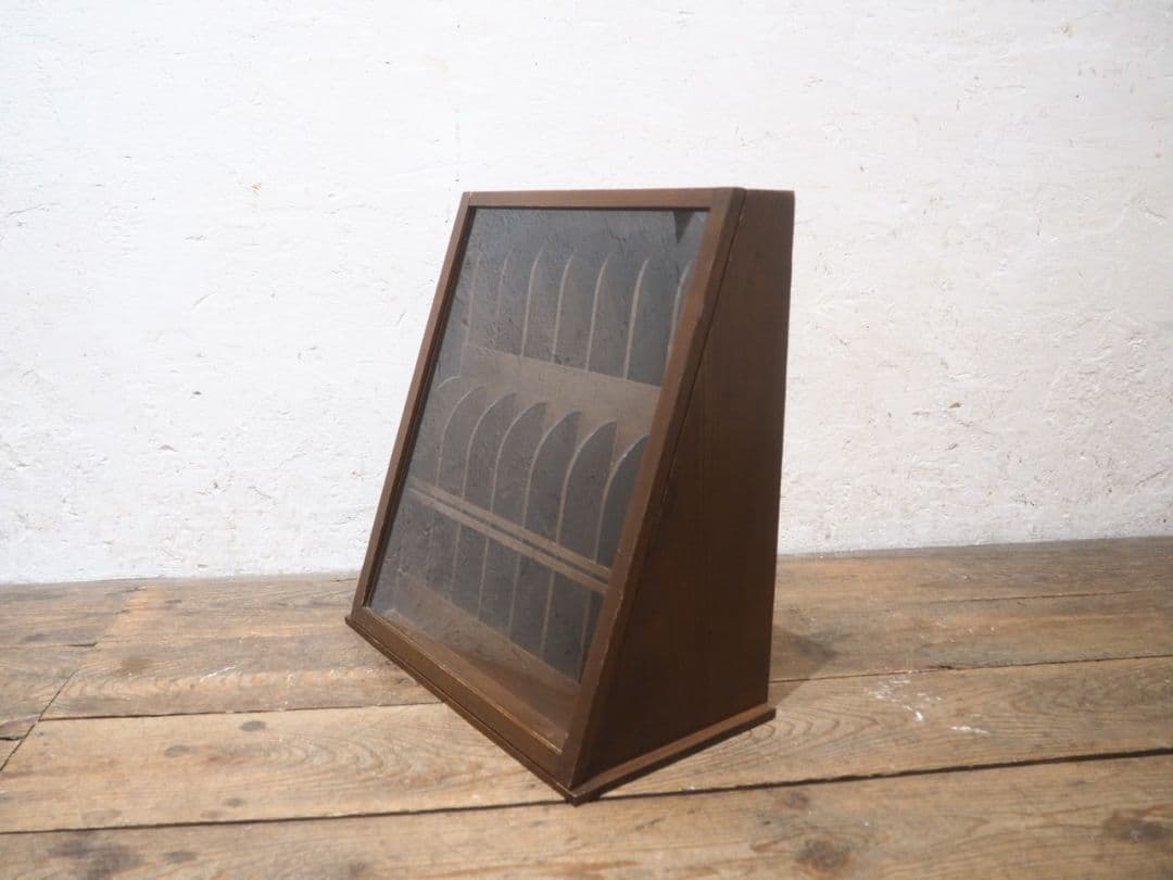 1233 昭和レトロ　ガラス蓋付の収納ケース　飾り棚　ラック　古家具　ビンテージ