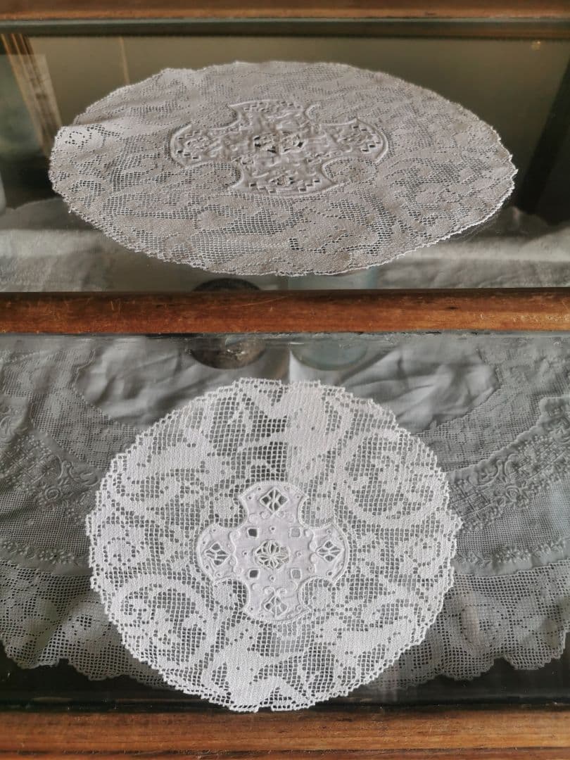 アンティークイタリア 女神と犬のフィレレース レティセラプント刺繍リネンドイリー