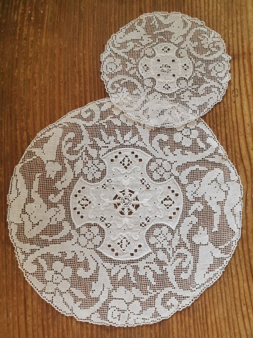 アンティークイタリア 女神と犬のフィレレース レティセラプント刺繍リネンドイリー