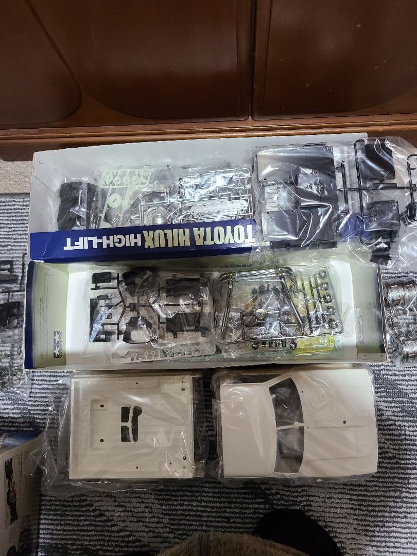 タミヤ 1/10RC トヨタハイラックスハイリフトサーフボード付き未組立キット