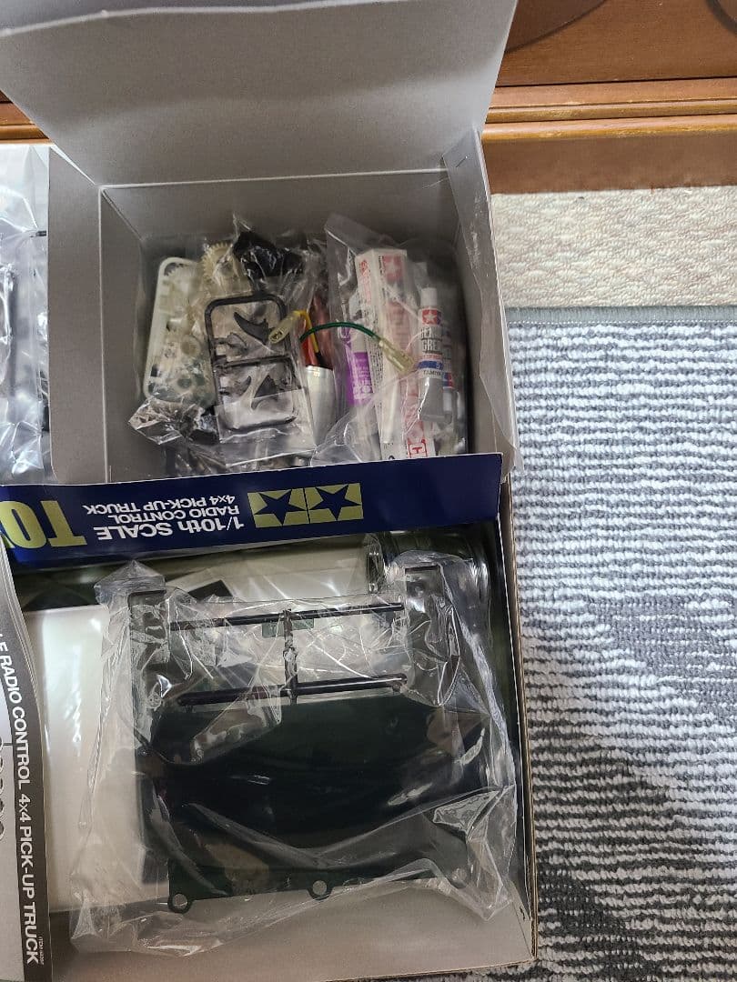 タミヤ 1/10RC トヨタハイラックスハイリフトサーフボード付き未組立キット