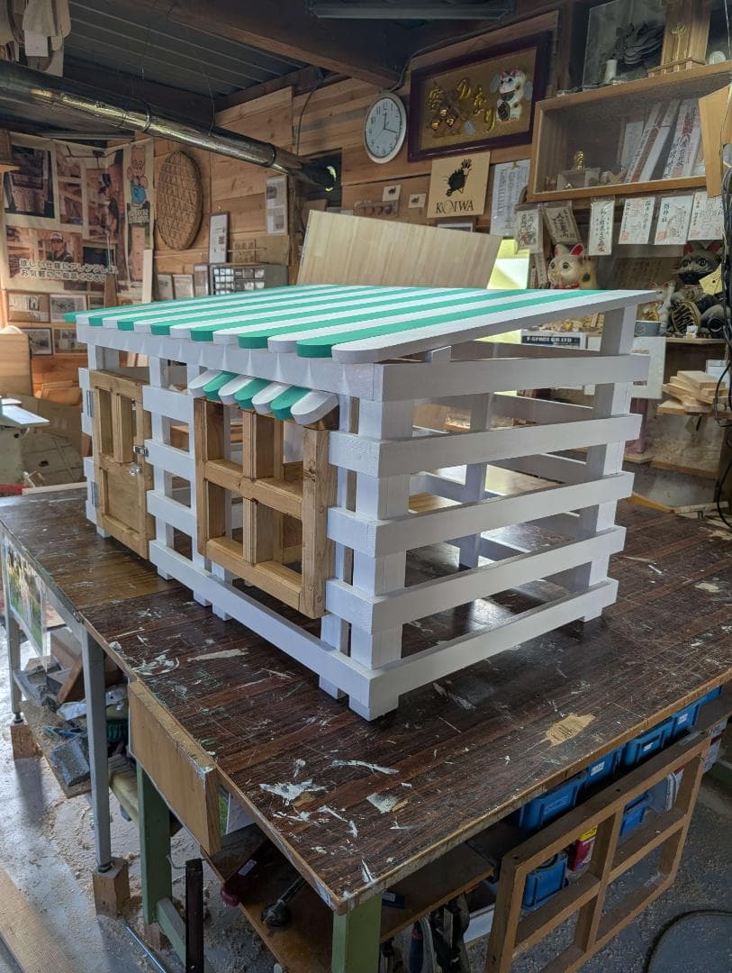 木製犬小屋 ホワイトとグリーンストライプ