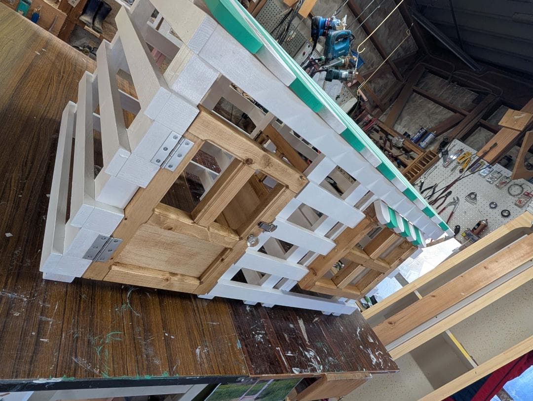 木製犬小屋 ホワイトとグリーンストライプ