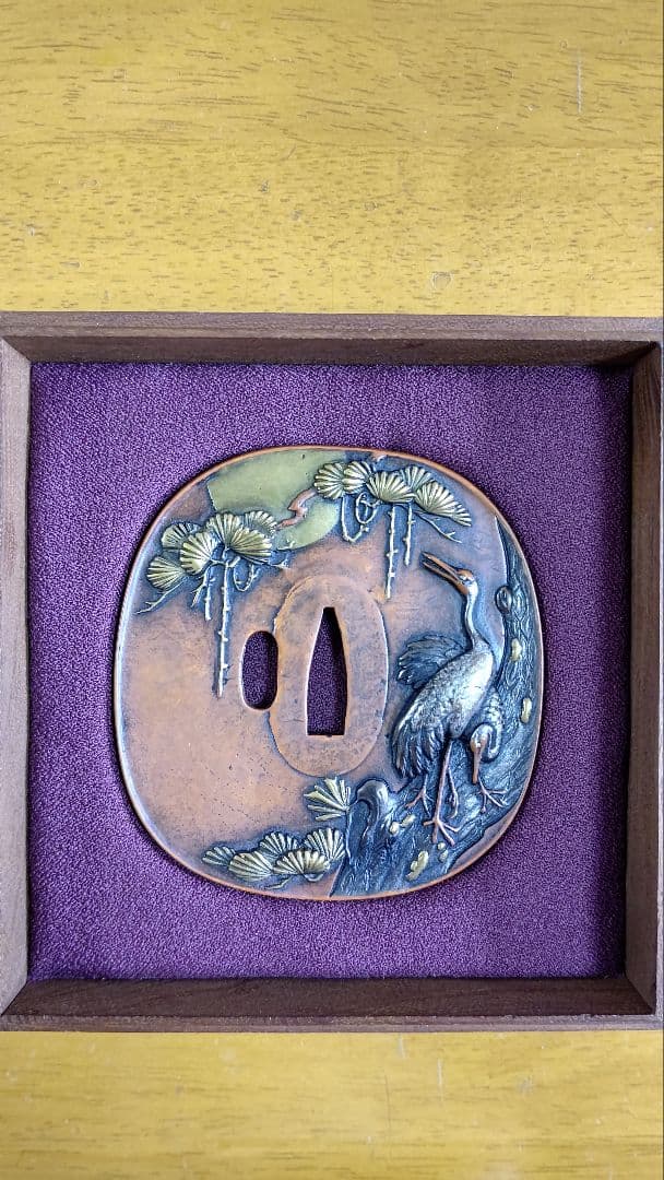 大型鐔 素銅地 竪丸型 高彫 金銀色絵象嵌、上桐箱、座布団付