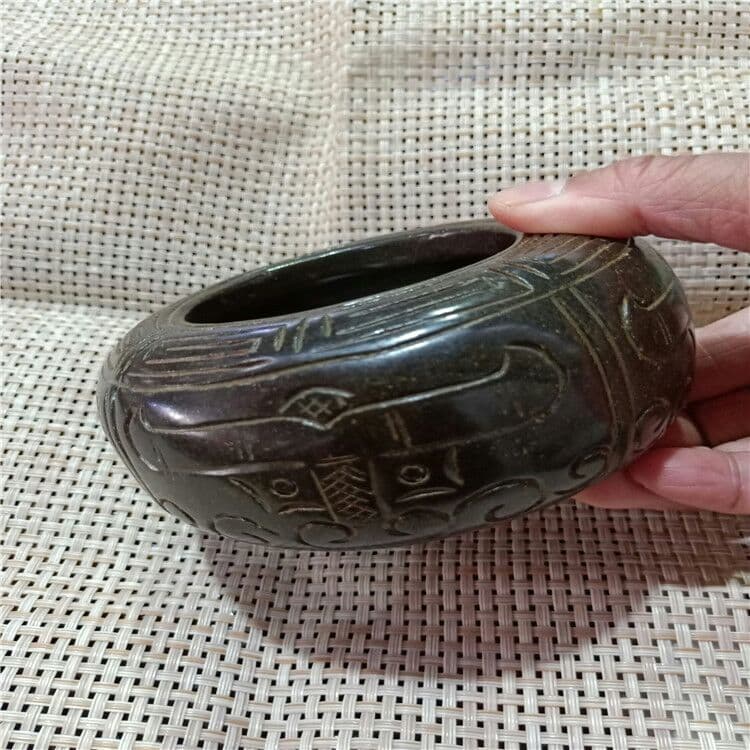 古い工芸品の鉄の石の彫刻や花の筆洗や古遊びの文壇用品