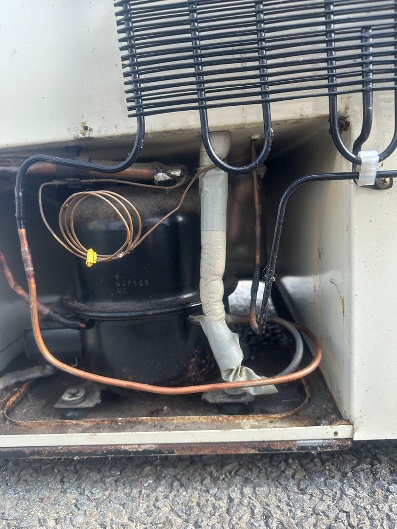 ナショナル（現パナソニック）製の業務用冷凍庫NR-261FC