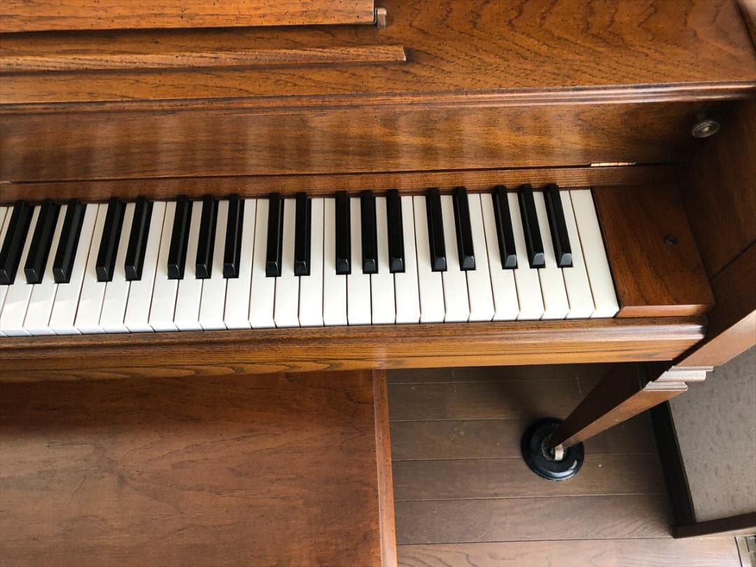 アメリカ製　アップライトピアノ　EVERETT エヴェレット　現状渡し　椅子付き