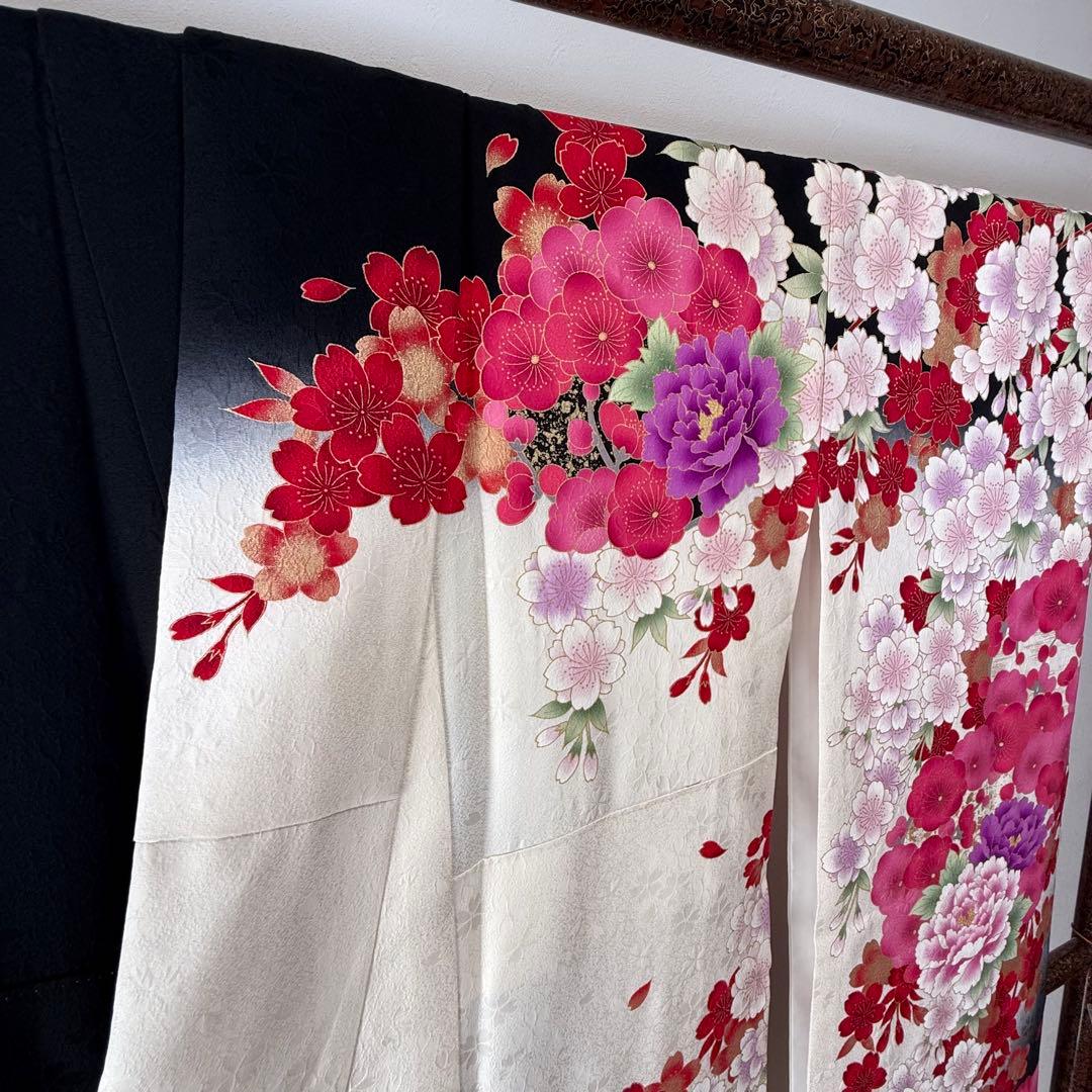 超美品　正絹　現代振袖　成人式　着物168 黒　刺繍　黒　白　赤　ピンク　黒