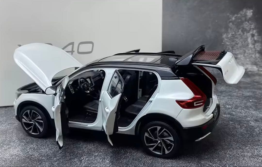 ボルボ XC 40 ミニカー 1/18スケールモデル