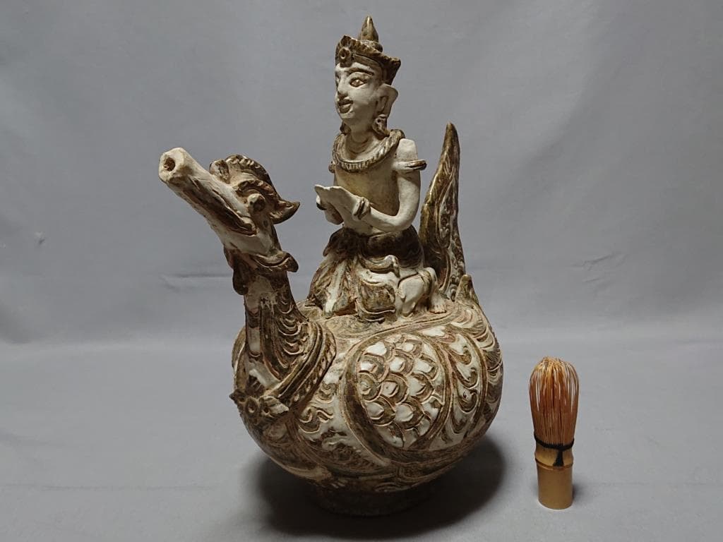 タイ　スワンカローク 白濁釉渇彩 霊鳥神像形 水注　15～16世紀