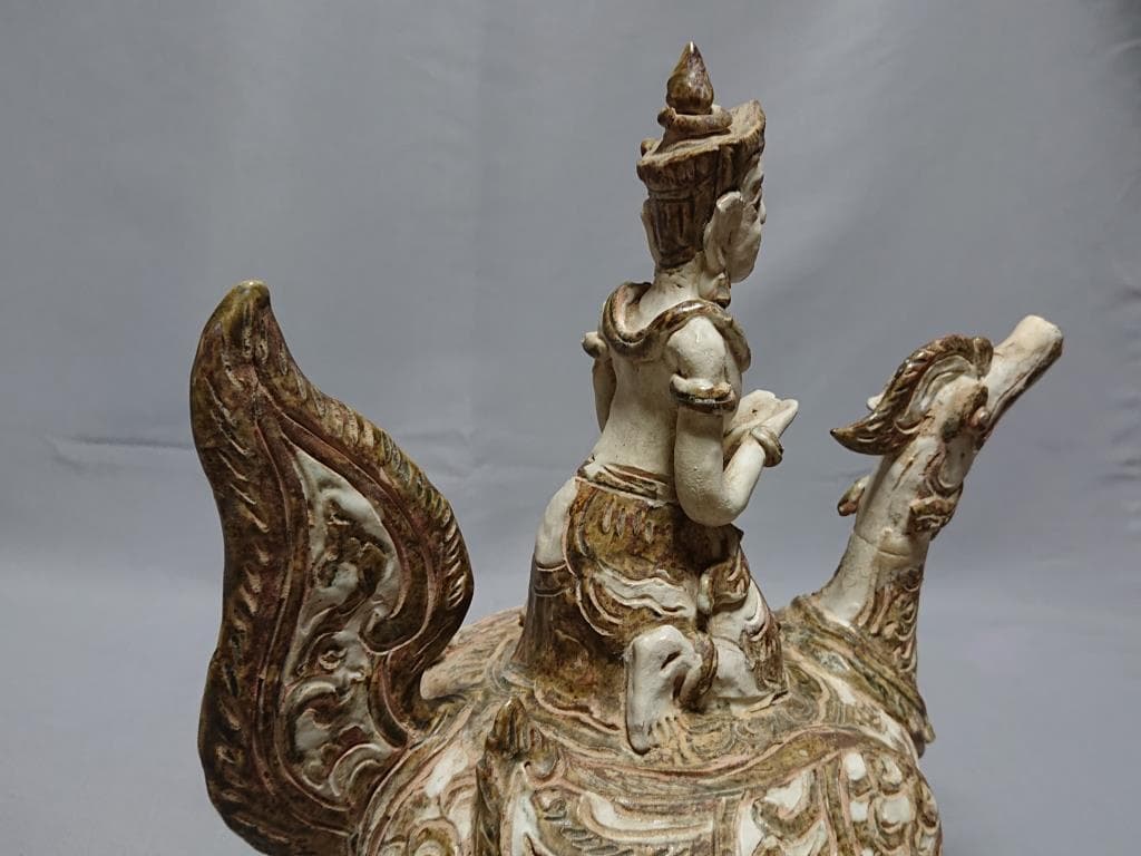 タイ　スワンカローク 白濁釉渇彩 霊鳥神像形 水注　15～16世紀