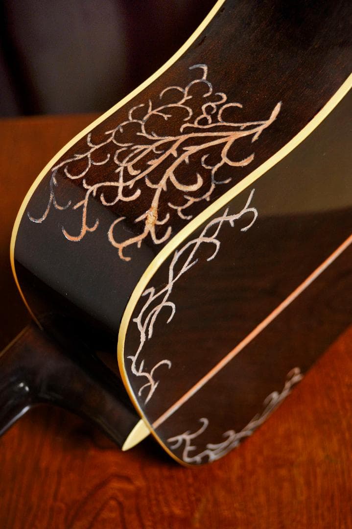 ★彫刻ギター　Cat's Eyes CEシリーズ　舞台にストリート演奏とオブジェ