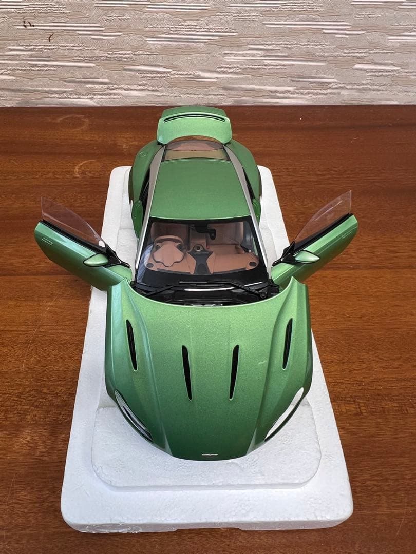 No517 ミニカー1/18箱あり ASTON MARTIN DB11
