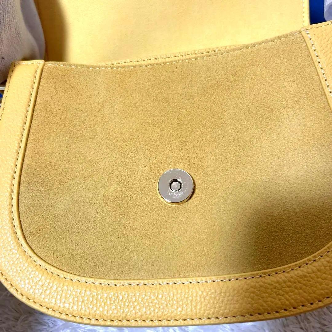 【新品】　タグ付き　コールハーン　ショルダーバッグ　黄色　牛革