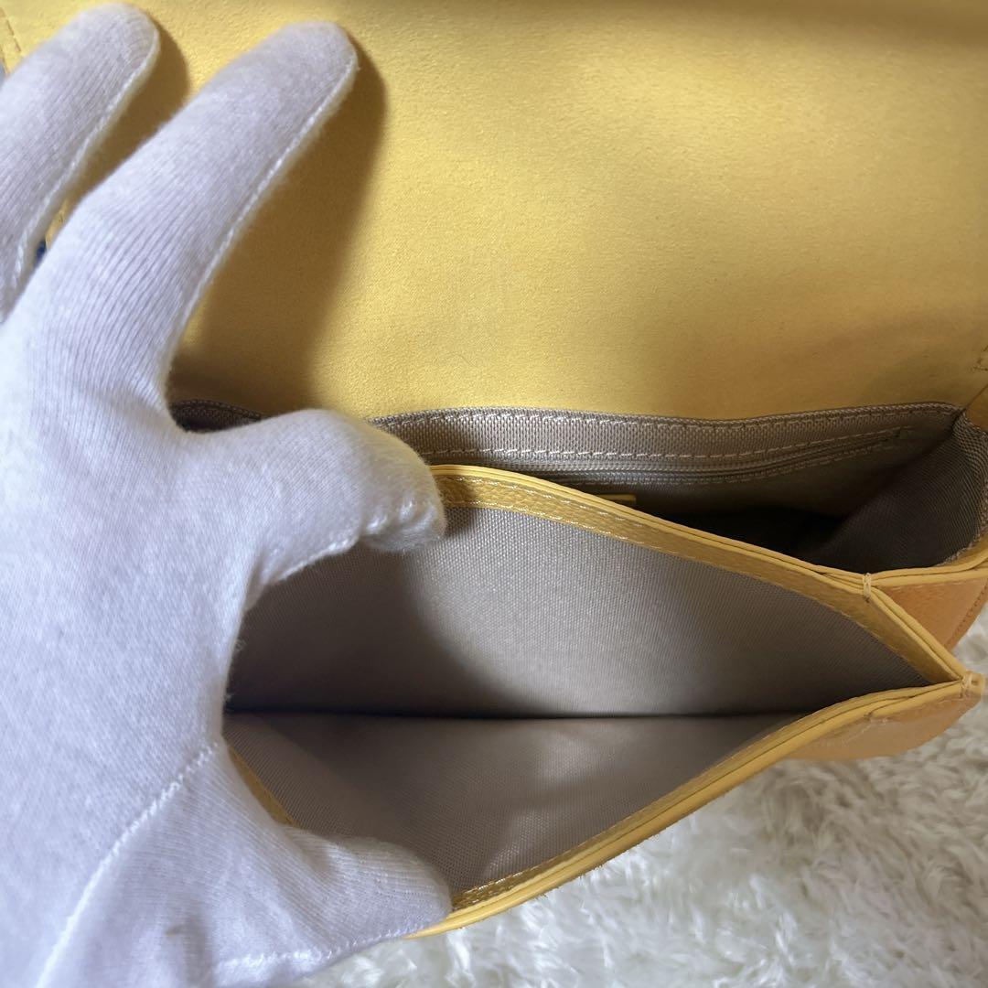 【新品】　タグ付き　コールハーン　ショルダーバッグ　黄色　牛革