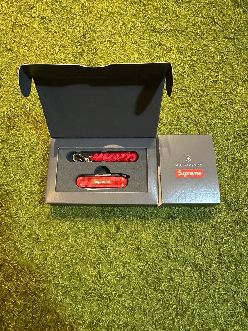 小物 komomoSUPREME Victorinox classic knif