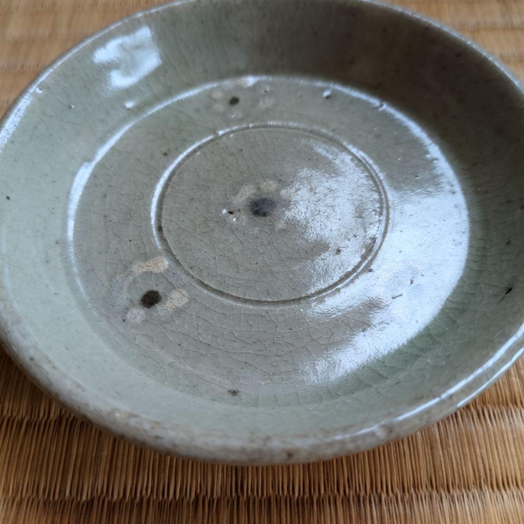 グレーの円形陶器皿　高麗青磁　骨董品　酒盃　小皿