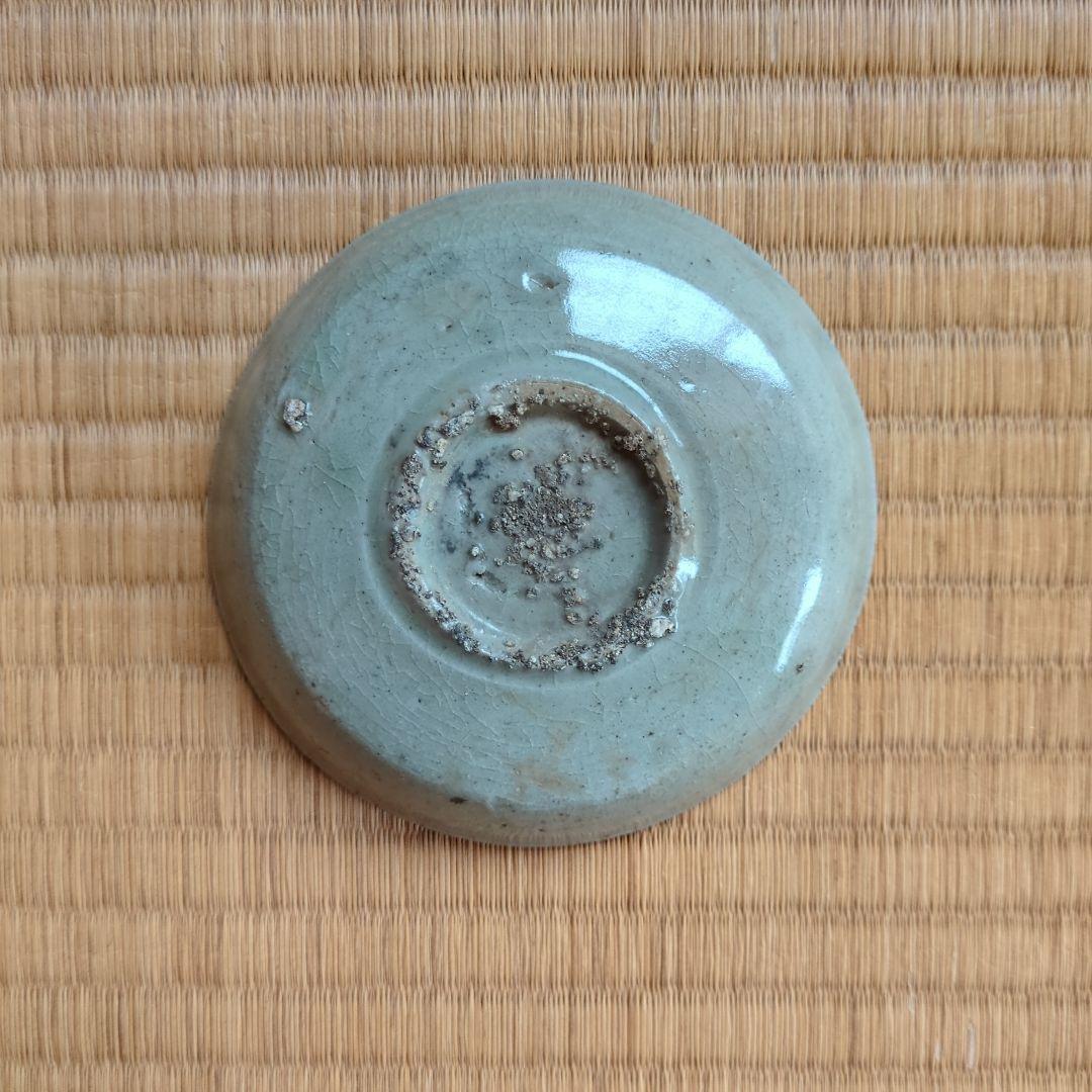 グレーの円形陶器皿　高麗青磁　骨董品　酒盃　小皿