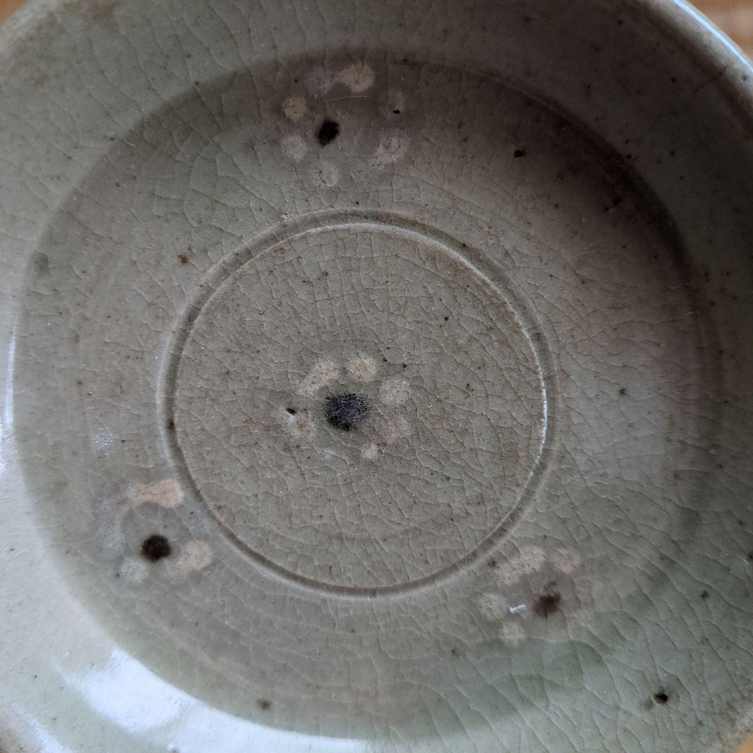 グレーの円形陶器皿　高麗青磁　骨董品　酒盃　小皿