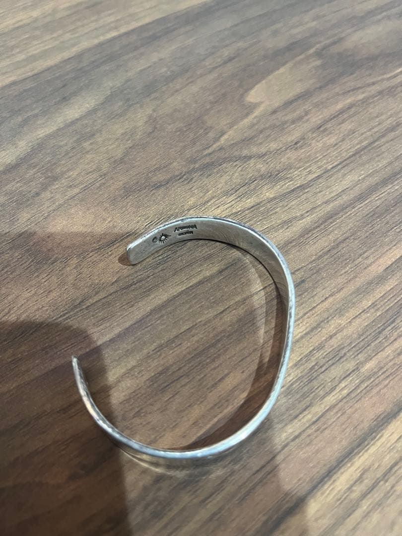 シルバー 彫刻入り バングル フリーサイズ