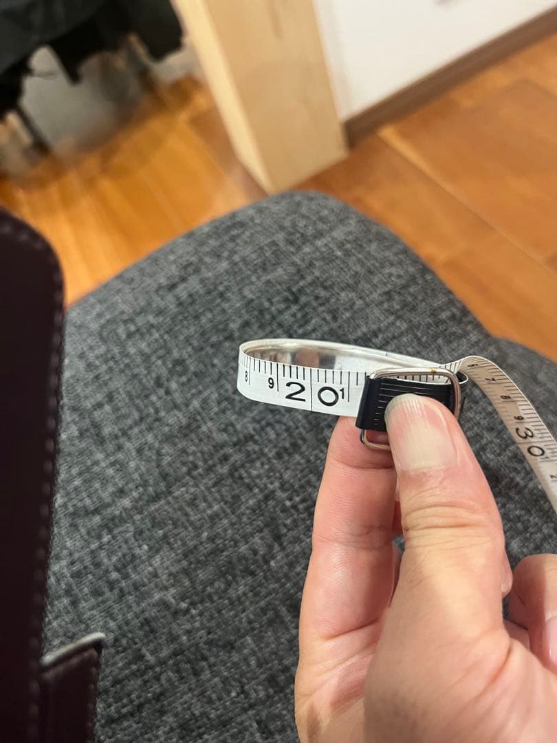 シルバー 彫刻入り バングル フリーサイズ