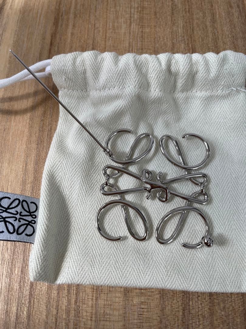 ✨極美品✨LOEWE アナグラムブローチ シルバー 付属品・リボン付き