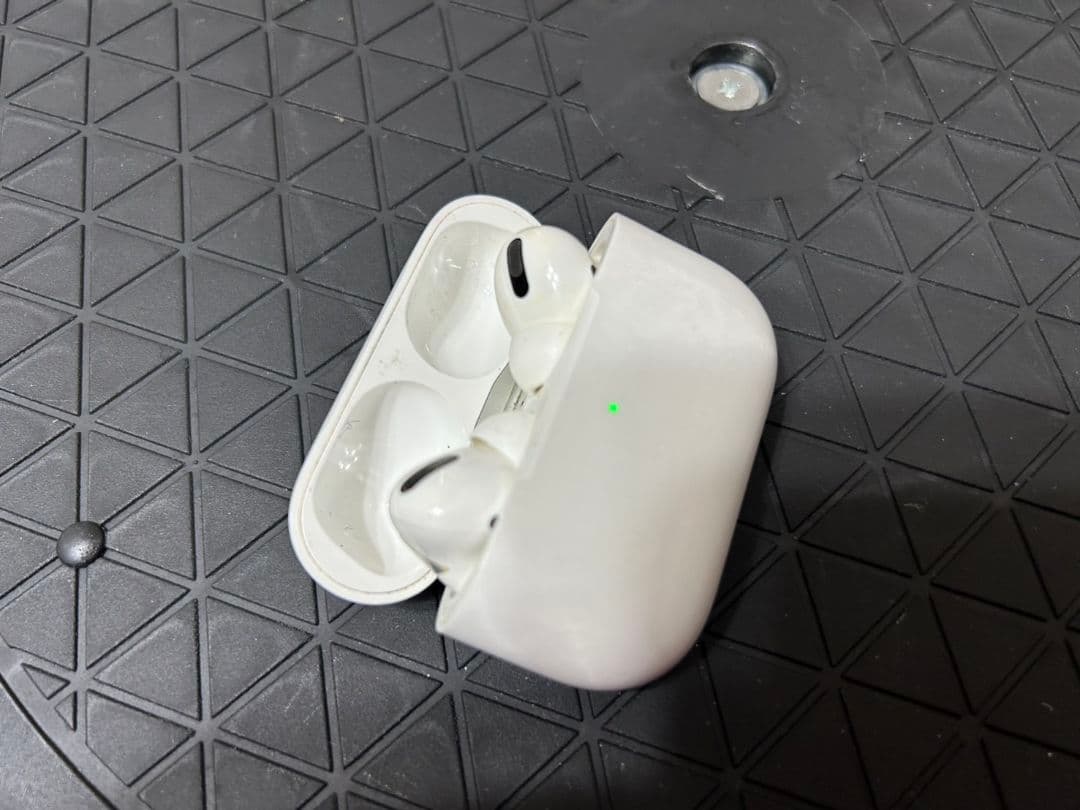第二世代　エアポッズApple AirPods Proワイヤレス　充電ケース付